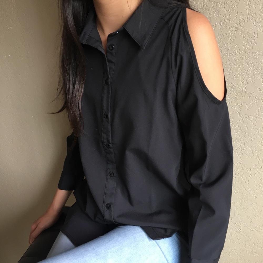❤️SALE ❤️ Black long-sleeve shirt cutout shoulders